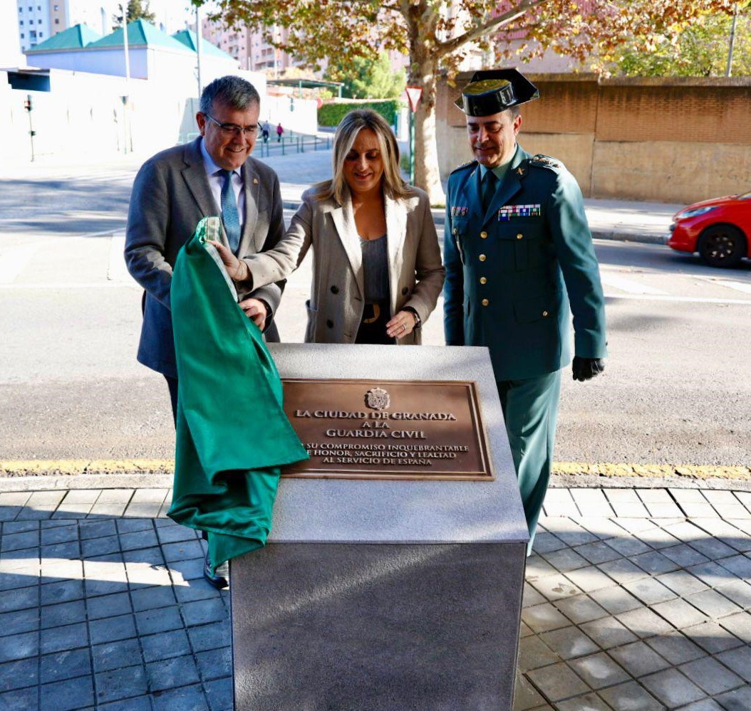 &copy;Ayto.Granada: El Ayuntamiento dedica una glorieta a la Guardia Civil en “recordatorio eterno” por el valor y entrega de una instituci�n “vinculada a la historia y car�cter de Espa�a” 